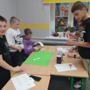 Uczniowie wykonujący plakaty