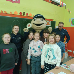 Uczniowie z policjantami i "Pyrkiem"