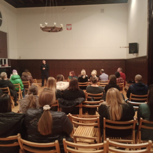 Uczestnicy spotkania z przedstawicielem policji na temat higieny cyfrowej 