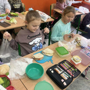 Uczniowie podczas zajęć ogólnopolskiej akcji „Śniadanie daje moc” fot. 7