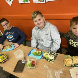 Uczniowie podczas zajęć ogólnopolskiej akcji „Śniadanie daje moc” fot. 2