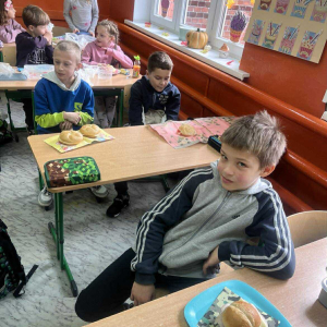 Uczniowie podczas zajęć ogólnopolskiej akcji „Śniadanie daje moc” fot. 4