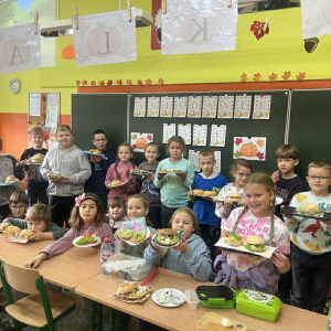 Uczniowie podczas zajęć ogólnopolskiej akcji „Śniadanie daje moc” fot. 1