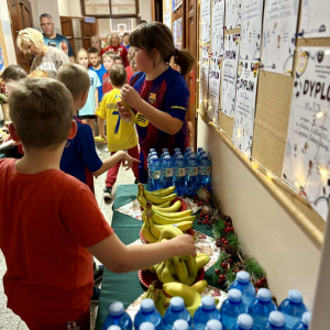 Mikołajkowe zajęcia sportowe dla uczniów klas 1-3 Fot. 33