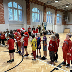 Mikołajkowe zajęcia sportowe dla uczniów klas 1-3 Fot. 43