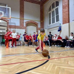 Mikołajkowe zajęcia sportowe dla uczniów klas 1-3 Fot. 25