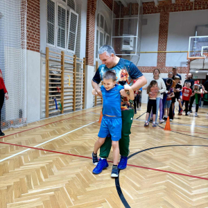 Mikołajkowe zajęcia sportowe dla uczniów klas 1-3 Fot. 15