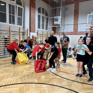 Mikołajkowe zajęcia sportowe dla uczniów klas 1-3 Fot. 13