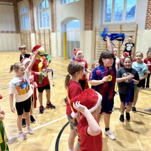 Mikołajkowe zajęcia sportowe dla uczniów klas 1-3 Fot. 41