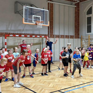 Mikołajkowe zajęcia sportowe dla uczniów klas 1-3 Fot. 8