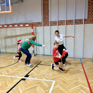 Mikołajkowe zajęcia sportowe dla uczniów klas 1-3 Fot. 32
