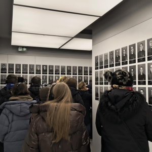 Uczniowie klas ósmych w Miejscu Pamięci i Muzeum Auschwitz Birkenau