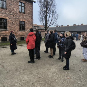 Uczniowie klas ósmych w Miejscu Pamięci i Muzeum Auschwitz Birkenau