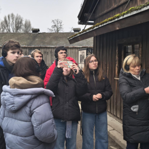 Uczniowie klas ósmych w Miejscu Pamięci i Muzeum Auschwitz Birkenau