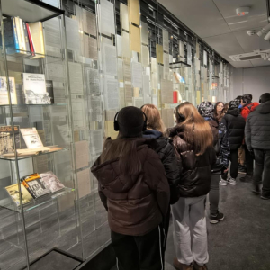 Uczniowie klas ósmych w Miejscu Pamięci i Muzeum Auschwitz Birkenau