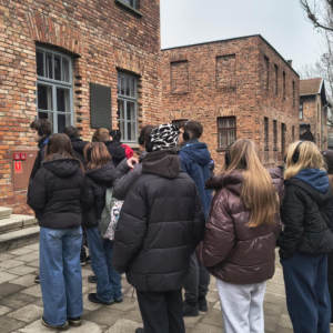 Uczniowie klas ósmych w Miejscu Pamięci i Muzeum Auschwitz Birkenau