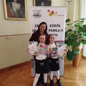 Elana Akaczonek i Nadia Akaczonek z klasy 3A z wychowawczynią.
