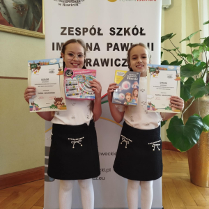 Elana Akaczonek i Nadia Akaczonek z klasy 3A