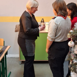 przekazanie na ręce Pani Dyrektor - Betlejemskiego Światełka Pokoju