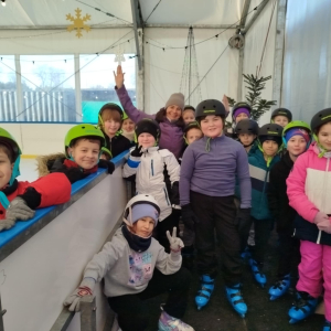 Uczniowie klasy 3a i 3b na lodowisku - fot. 10