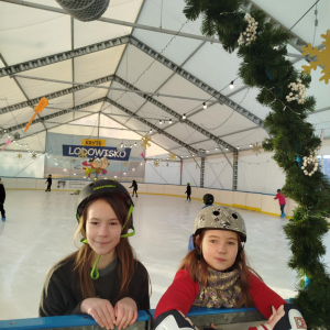 Uczniowie klasy 3a i 3b na lodowisku - fot. 2