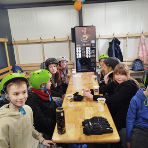 Uczniowie klasy 3a i 3b na lodowisku - fot. 6