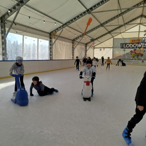 Uczniowie klasy 3a i 3b na lodowisku - fot. 11