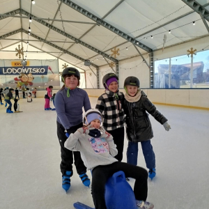 Uczniowie klasy 3a i 3b na lodowisku - fot. 14