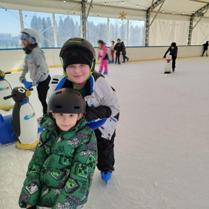 Uczniowie klasy 3a i 3b na lodowisku - fot. 15