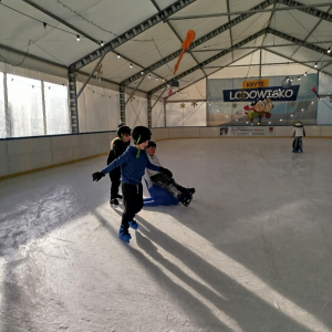 Uczniowie klasy 3a i 3b na lodowisku - fot. 5