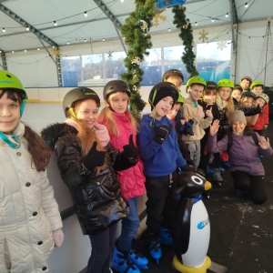 Uczniowie klasy 3a i 3b na lodowisku - fot. 1