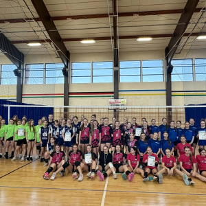 Uczestnicy Finału Powiatu Rawickiego w Siatkówce Dziewcząt w kategorii Igrzysk Młodzieży Szkolnej