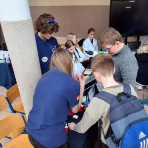 Uczniowie naszej szkoły na XXI Rawickich Targach Edukacyjnych i Targach Pracy, w Szkole Podstawowej w Sierakowie – fot. 14