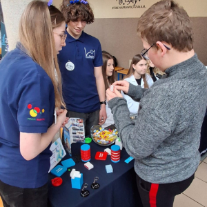 Uczniowie naszej szkoły na XXI Rawickich Targach Edukacyjnych i Targach Pracy, w Szkole Podstawowej w Sierakowie – fot. 13