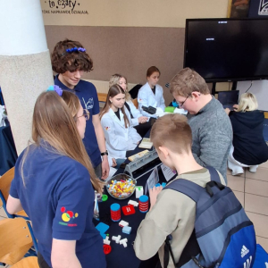 Uczniowie naszej szkoły na XXI Rawickich Targach Edukacyjnych i Targach Pracy, w Szkole Podstawowej w Sierakowie – fot. 9