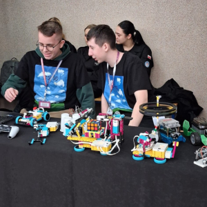 Uczniowie naszej szkoły na XXI Rawickich Targach Edukacyjnych i Targach Pracy, w Szkole Podstawowej w Sierakowie – fot. 10