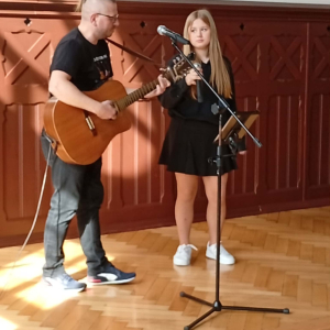 Odwiedziny podopiecznych Środowiskowego Domu Samopomocy w murach naszej szkoły - fot. 4