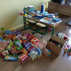 Paczki ze słodyczami dla uczniów oraz wychowanków „Małego Dworku” w Łaszczynie