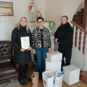 Przekazanie paczek ze słodkościami 