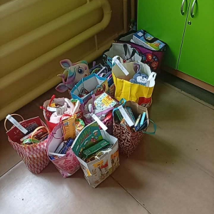 Paczki ze słodyczami dla uczniów oraz wychowanków „Małego Dworku” w Łaszczynie