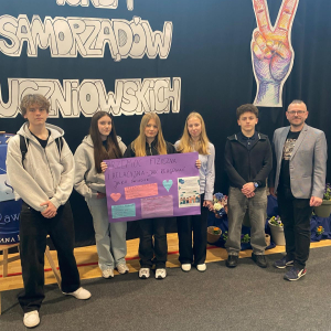 Uczniowie SP3 podczas warsztatów pt.: „Przeciwdziałanie przemocy i nienawiści w świecie rzeczywistym oraz cyfrowym”, w ramach III Forum Samorządów Uczniowskich w Zespole Szkół  Zawodowych w Rawiczu