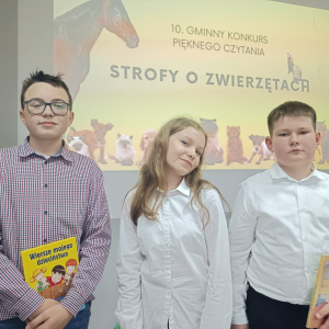 Uczniowie klasy VI a, Julia Jakubowska, Bartosz Kowalski i Adam Gardziel podczas gminnego konkursu pięknego czytania "Strofy o zwierzętach"