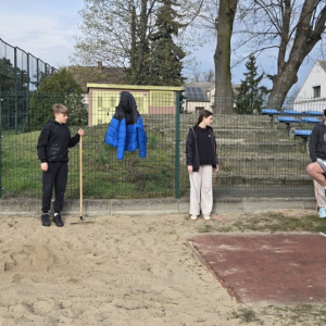 Finał powiatowy w czwórboju lekkoatletycznym dziewcząt i chłopców w ramach Igrzysk Dzieci - skok w dal