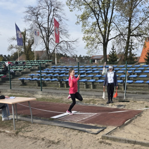 Finał powiatowy w czwórboju lekkoatletycznym dziewcząt i chłopców w ramach Igrzysk Dzieci - skok w dal