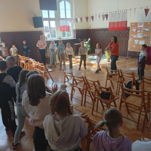 Warsztaty z języka migowego prowadzone przez Lokalne Centrum Wolontariatu w Rawiczu - fot. 6