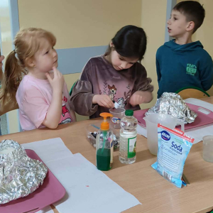 Zabawy chemiczne w świetlicy szkolnej - fot. 4