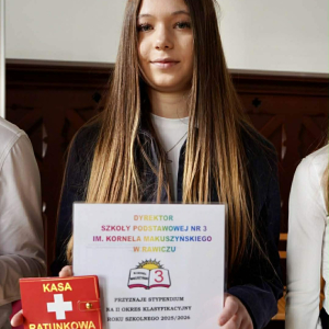 Apel w rocznicę uchwalenia Konstytucji 3 Maja oraz stypendia dyrektora szkoły – fot. 14