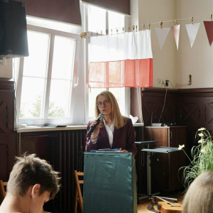Apel w rocznicę uchwalenia Konstytucji 3 Maja oraz stypendia dyrektora szkoły – fot. 6