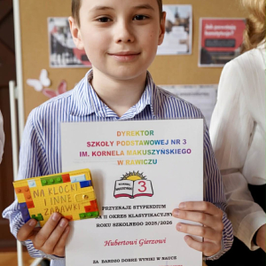 Apel w rocznicę uchwalenia Konstytucji 3 Maja oraz stypendia dyrektora szkoły – fot. 7