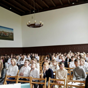 Apel w rocznicę uchwalenia Konstytucji 3 Maja oraz stypendia dyrektora szkoły – fot. 3